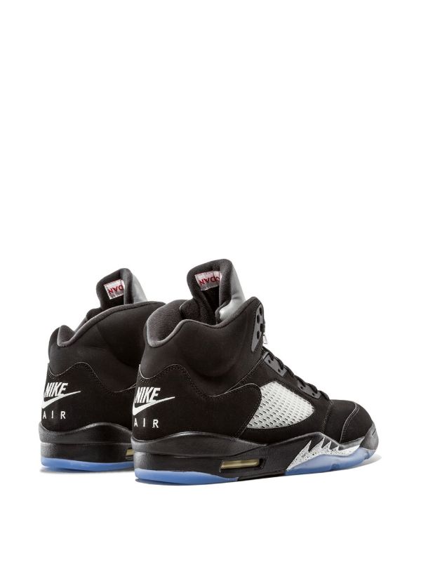 Premièrement, les baskets Air Jordan 5 Femme incarnent un mélange parfait de style audacieux et de performance exceptionnelle.