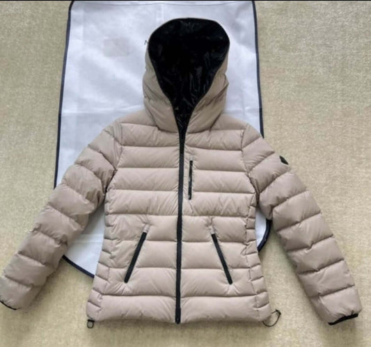 Premièrement : Les doudounes Moncler Femme, ainsi que les manteau Moncler Femme, incarnent un style et un raffinement incomparables.