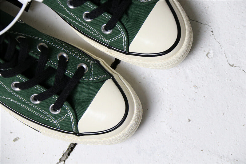 Premièrement : Les baskets Converse Femme se distinguent par leur design iconique et leur esthétique vintage.