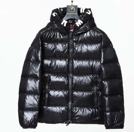 Premièrement : Les doudounes Moncler Femme, ainsi que les manteau Moncler Femme, incarnent un style et un raffinement incomparables.