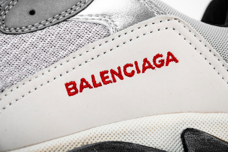 les sneakers Balenciaga Triple S "Beige Green Yellow" Femme sont un témoignage de l'engagement de Balenciaga à combiner style et innovation.