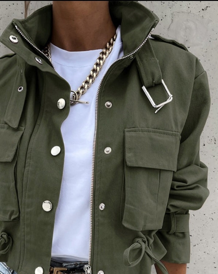 Premièrement : Optez pour un look tendance et pratique avec cette Veste de motard cargo à manches longues et boutons de poche femme. 
