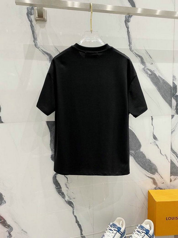 Premièrement : les T-shirts Moschino Femme offrent une élégance et un confort inégalés.