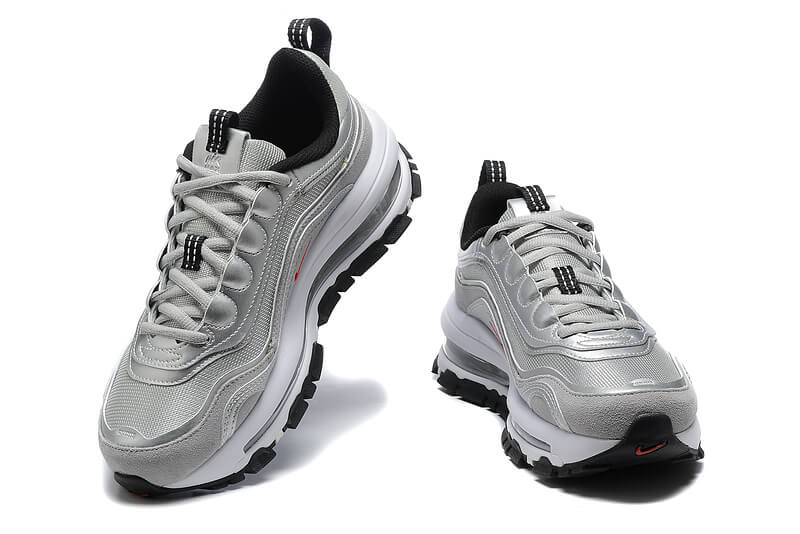 Premièrement, les baskets Nike Air Max 97 Femme incarnent un design emblématique et audacieux.

Inspirées des lignes fluides des trains à grande vitesse japonais.