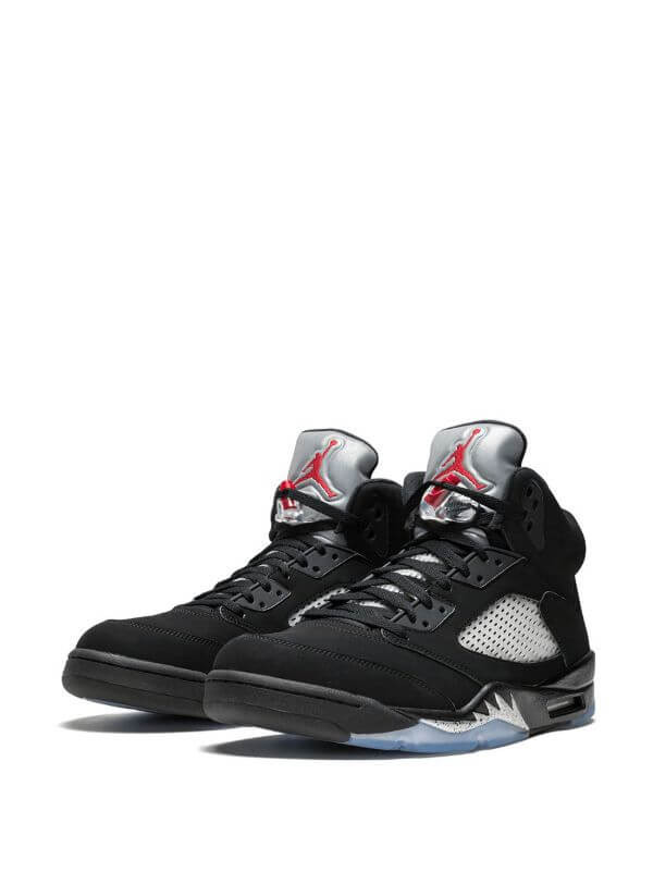 Premièrement, les baskets Air Jordan 5 Femme incarnent un mélange parfait de style audacieux et de performance exceptionnelle.