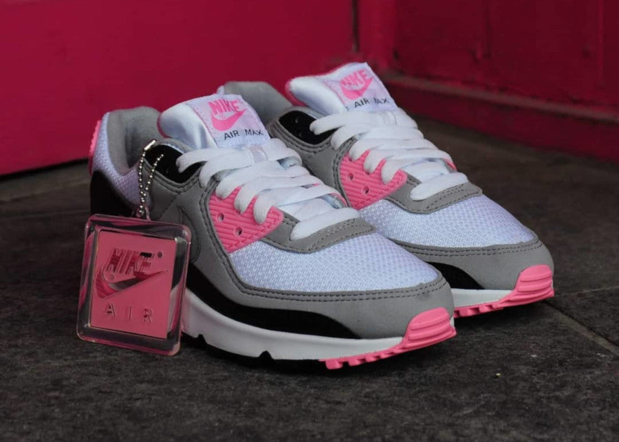 Les baskets Nike Air Max 90 Futura sont des pièces maîtresses de la mode.