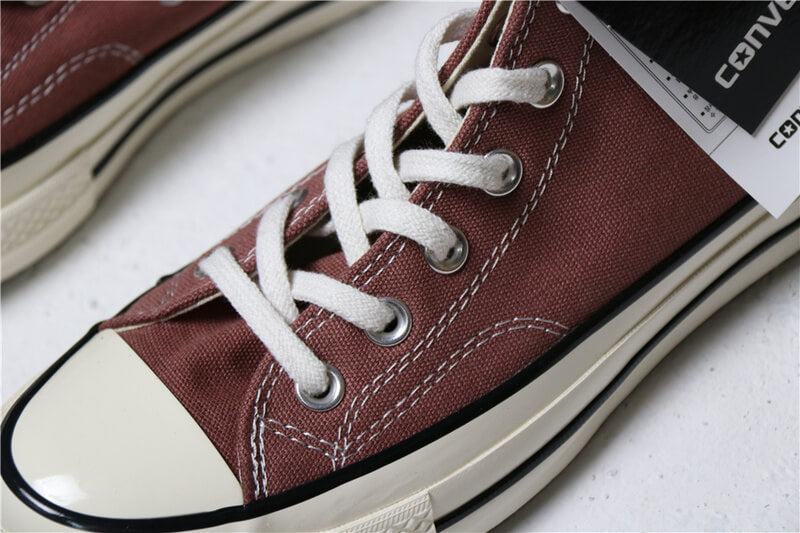 Premièrement : Les baskets Converse Femme se distinguent par leur design iconique et leur esthétique vintage.