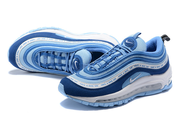 Premièrement, les baskets Nike Air Max 97 Femme incarnent un design emblématique et audacieux.

Inspirées des lignes fluides des trains à grande vitesse japonais.