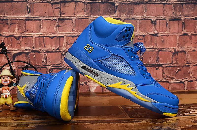 Premièrement, les baskets Air Jordan 5 Femme incarnent un mélange parfait de style audacieux et de performance exceptionnelle.