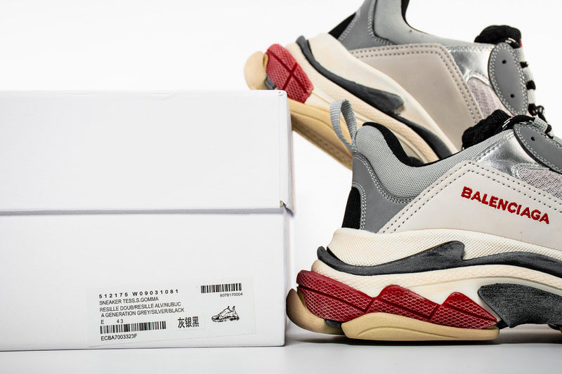 les sneakers Balenciaga Triple S "Beige Green Yellow" Femme sont un témoignage de l'engagement de Balenciaga à combiner style et innovation.