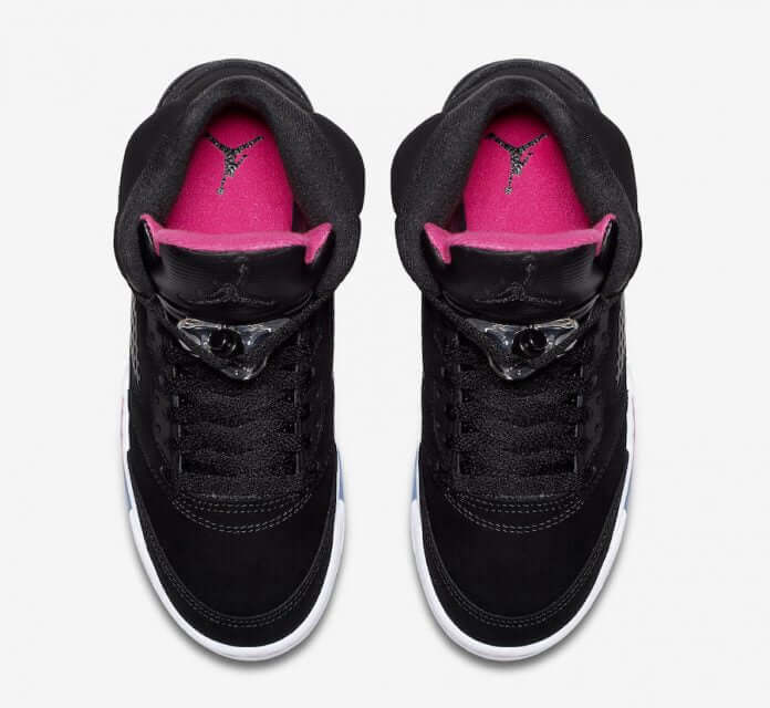 Premièrement, les baskets Air Jordan 5 Femme incarnent un mélange parfait de style audacieux et de performance exceptionnelle.

