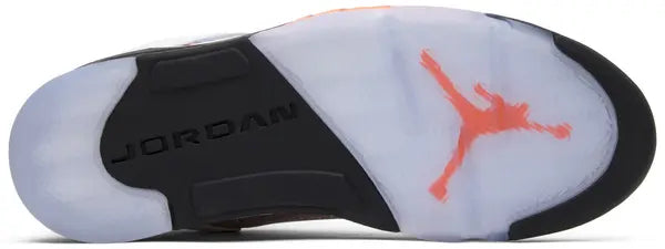 Premièrement, les baskets Air Jordan 5 Femme incarnent un mélange parfait de style audacieux et de performance exceptionnelle.