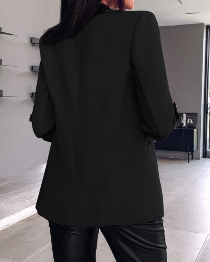 Premièrement : Ajoutez une touche de sophistication et de modernité à votre garde-robe avec ce Manteau blazer à col cranté et manches retroussés femme