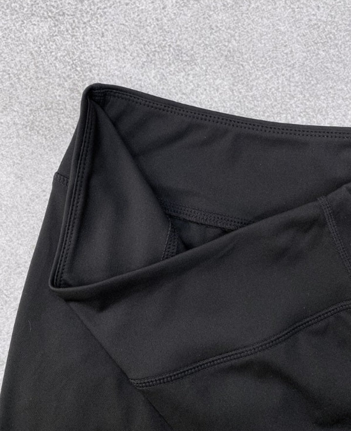 Premièrement : Ce Legging de motard taille haute avec poches à rabat pour soulever les fesses.