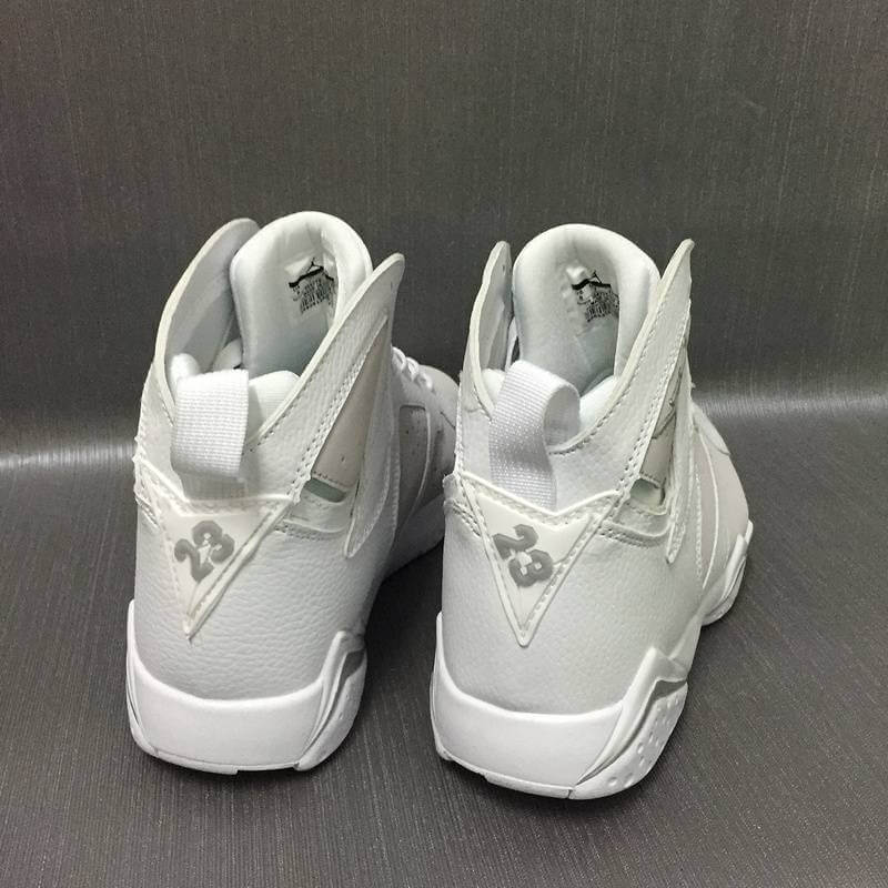 Premièrement, les baskets Air Jordan 7 Femme se distinguent par leur design iconique et leur confort exceptionnel.