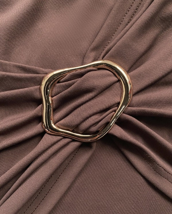 Premièrement : Ce Short froncé décontracté à boutons de couleur unie. 