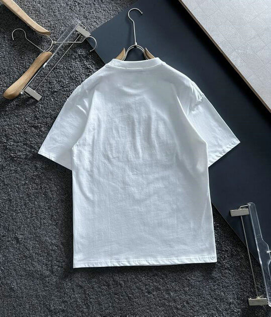 Premièrement : les T shirts Chanel Femme offrent une élégance et un confort inégalés.