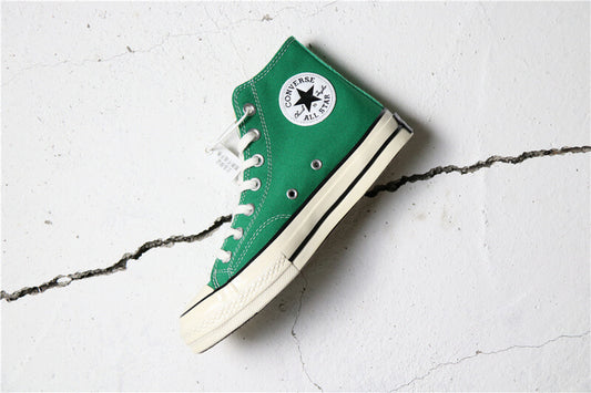 Premièrement : Les baskets Converse Femme se distinguent par leur design iconique et leur esthétique vintage.