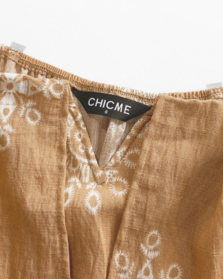 Premièrement : Plongez dans un univers de douceur avec cette Combinaison à imprimé floral à épaules dénudées et manches courtes froncées, taille décontractée, style bohème Femme.