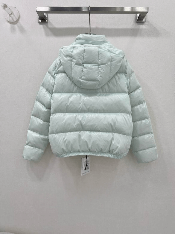 Premièrement : Les doudounes Moncler Femme, ainsi que les manteau Moncler Femme, incarnent un style et un raffinement incomparables.