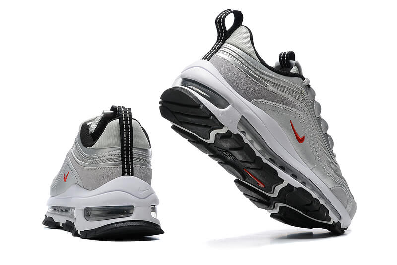 Premièrement, les baskets Nike Air Max 97 Femme incarnent un design emblématique et audacieux.

Inspirées des lignes fluides des trains à grande vitesse japonais.