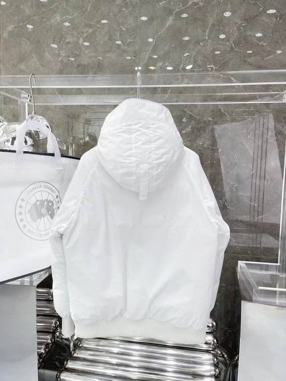 Résultat de l'évolution emblématique de la marque Canada Goose, la doudoune Canada Goose Parka Femme est un témoignage de l'engagement de Canada Goose à combiner style,