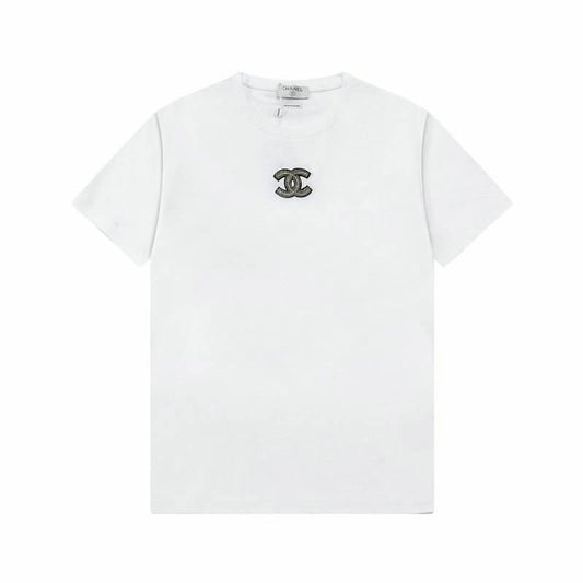 Premièrement : les T shirts Chanel Femme offrent une élégance et un confort inégalés.