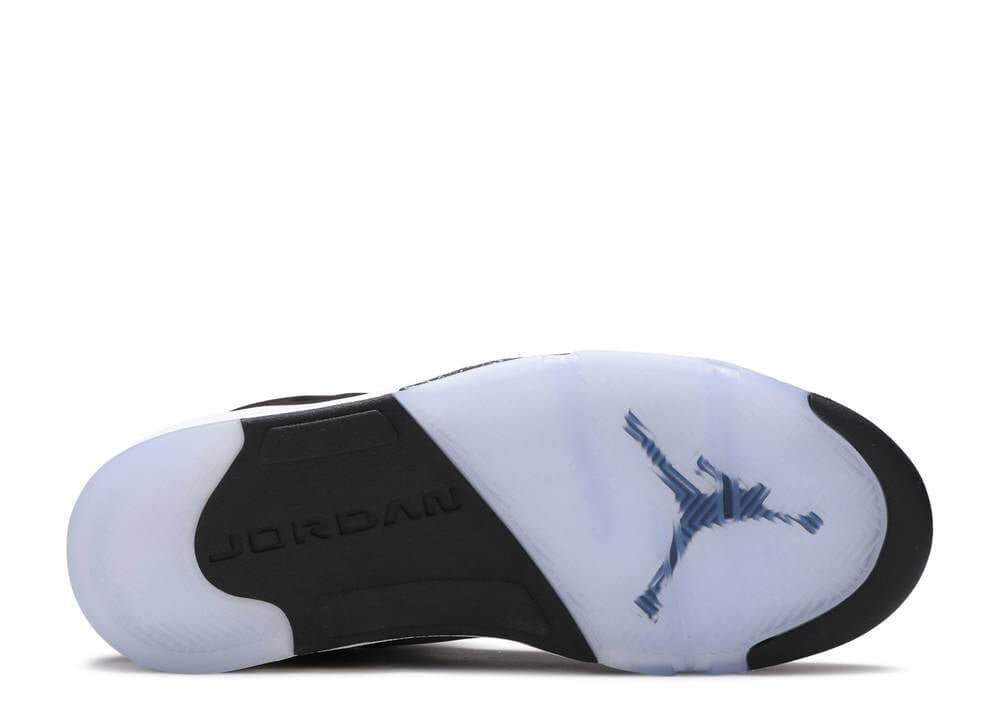 Premièrement, les baskets Air Jordan 5 Femme incarnent un mélange parfait de style audacieux et de performance exceptionnelle.