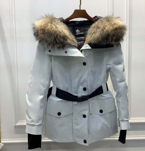 Premièrement : Les doudounes Moncler Femme, ainsi que les manteau Moncler Femme, incarnent un style et un raffinement incomparables.