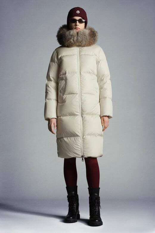 Premièrement : Les doudounes Moncler Femme, ainsi que les manteau Moncler Femme, incarnent un style et un raffinement incomparables.