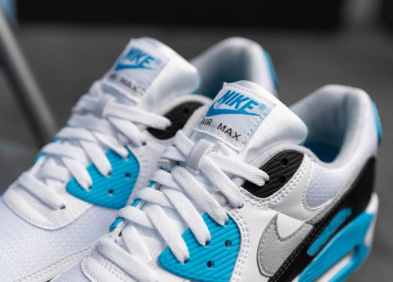 Les baskets Nike Air Max 90 Futura sont des pièces maîtresses de la mode.