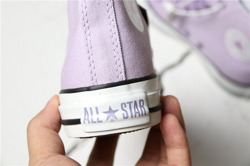 Premièrement : Les baskets Converse Femme se distinguent par leur design iconique et leur esthétique vintage.