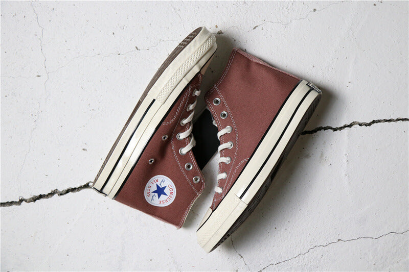 Premièrement : Les baskets Converse Femme se distinguent par leur design iconique et leur esthétique vintage.