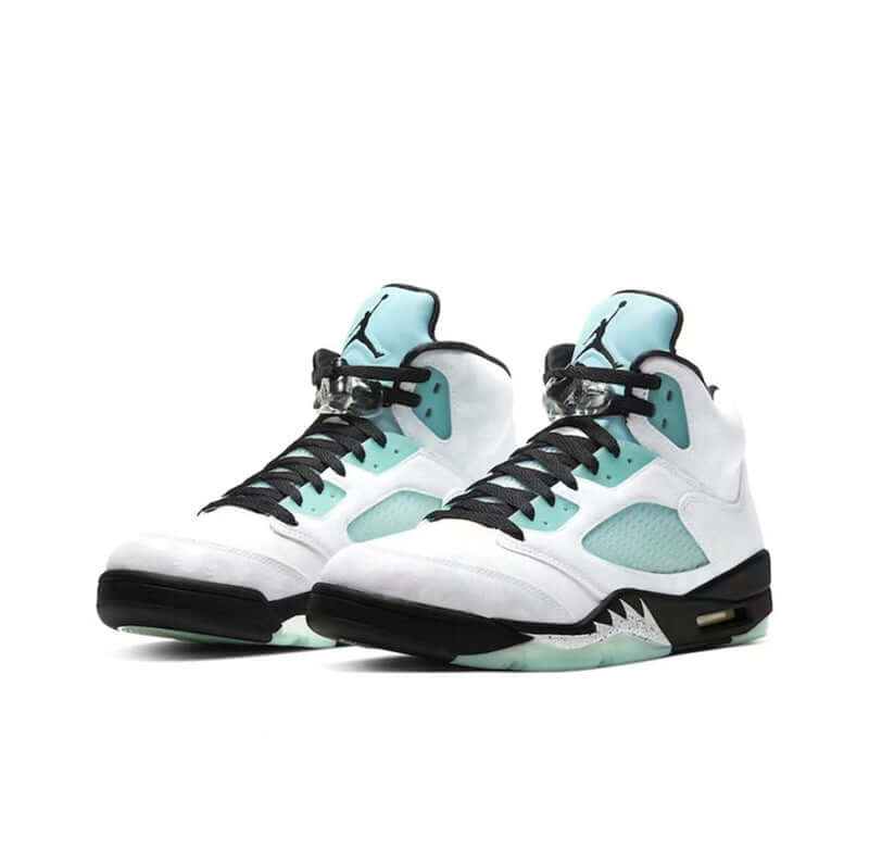 Premièrement, les baskets Air Jordan 5 Femme incarnent un mélange parfait de style audacieux et de performance exceptionnelle.