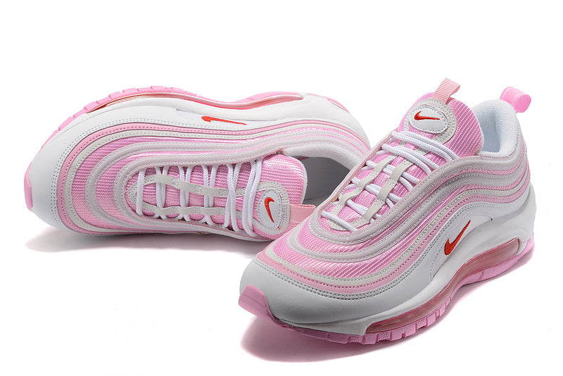 Premièrement, les baskets Nike Air Max 97 Femme incarnent un design emblématique et audacieux.

Inspirées des lignes fluides des trains à grande vitesse japonais.