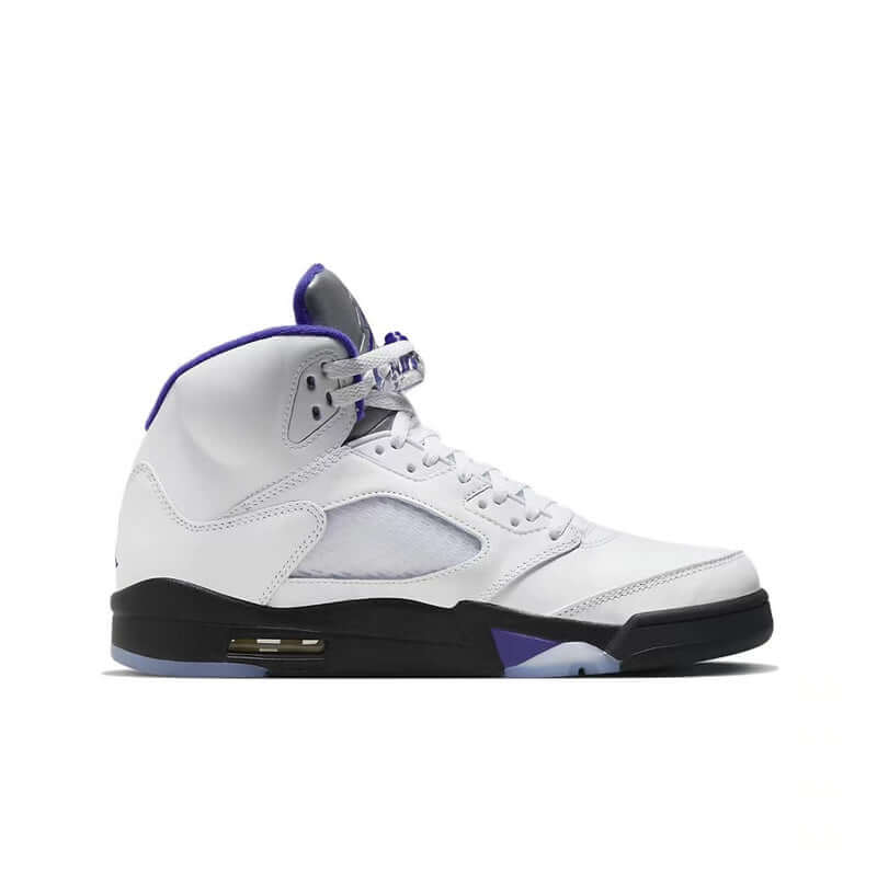 Premièrement, les baskets Air Jordan 5 Femme incarnent un mélange parfait de style audacieux et de performance exceptionnelle.