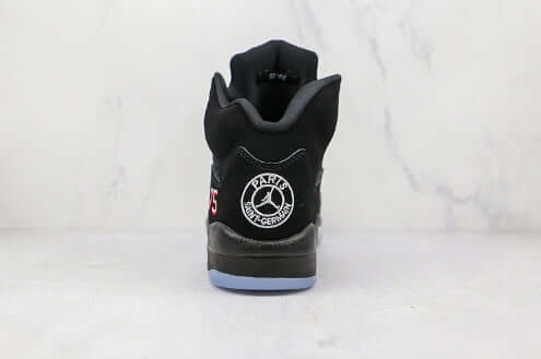 Premièrement, les baskets Air Jordan 5 Femme incarnent un mélange parfait de style audacieux et de performance exceptionnelle.