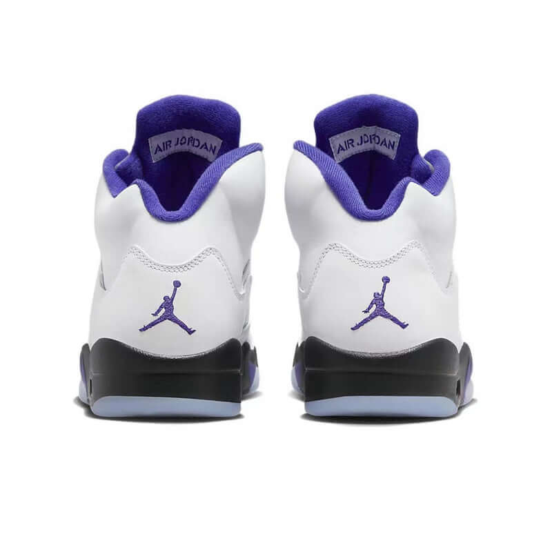 Premièrement, les baskets Air Jordan 5 Femme incarnent un mélange parfait de style audacieux et de performance exceptionnelle.