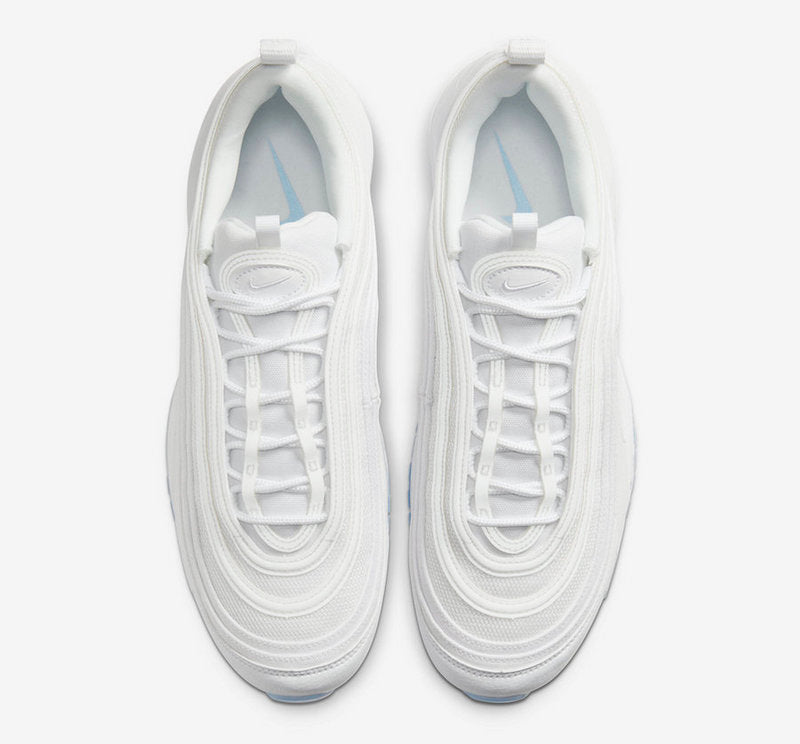 Premièrement, les baskets Nike Air Max 97 Femme incarnent un design emblématique et audacieux.

Inspirées des lignes fluides des trains à grande vitesse japonais.