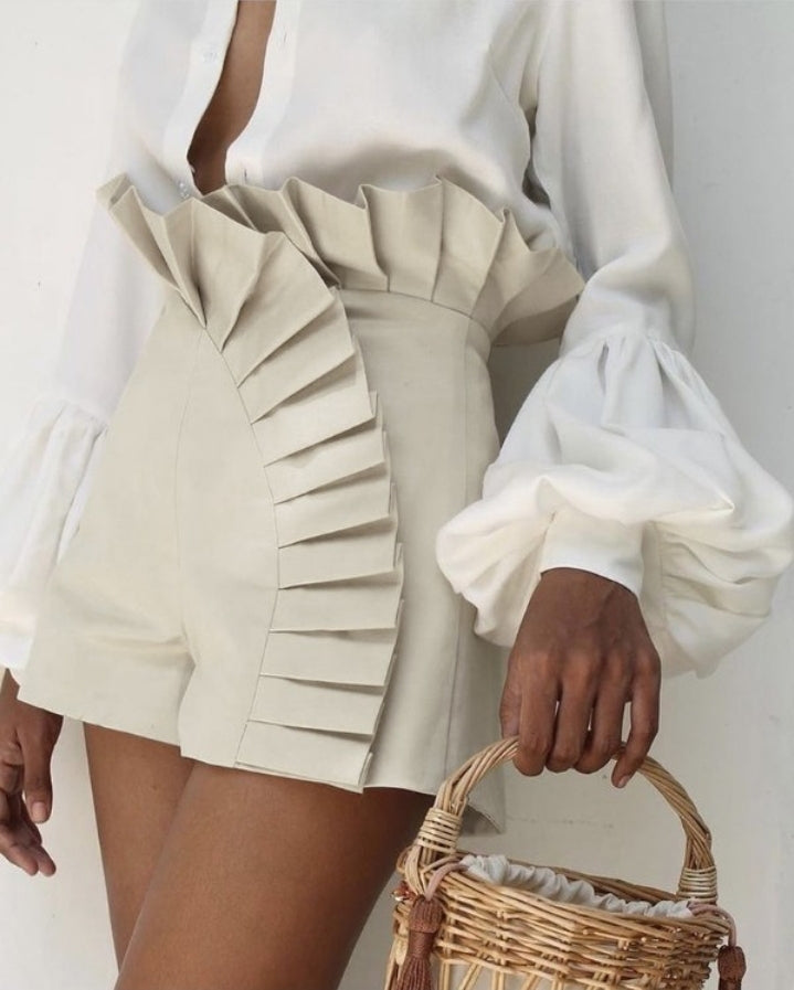 Premièrement : Ce Short taille haute froncé à ourlet volants femme.