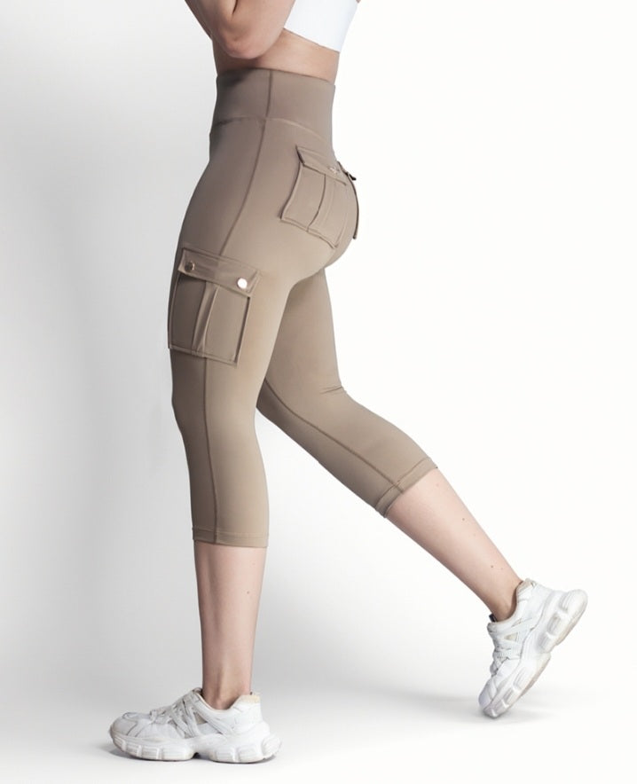 Premièrement : Ce Legging de motard taille haute avec poches à rabat pour soulever les fesses.