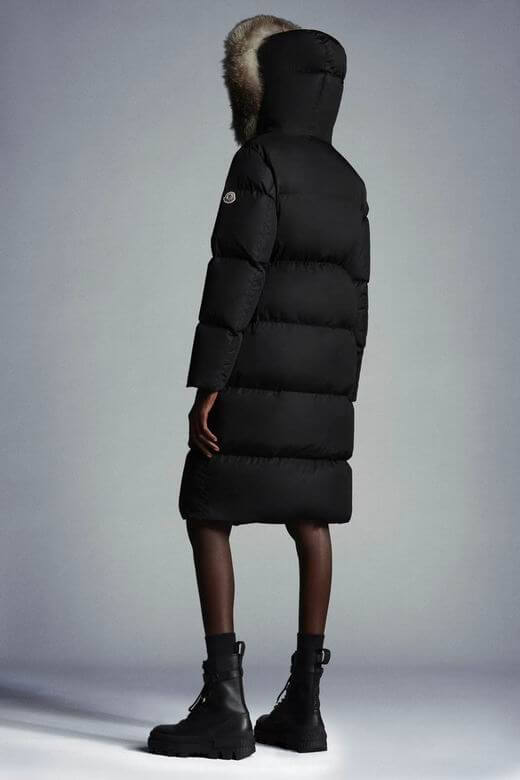 Premièrement : Les doudounes Moncler Femme, ainsi que les manteau Moncler Femme, incarnent un style et un raffinement incomparables.