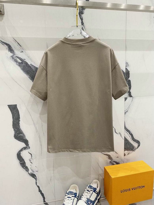 Premièrement : les T-shirts Moschino Femme offrent une élégance et un confort inégalés.