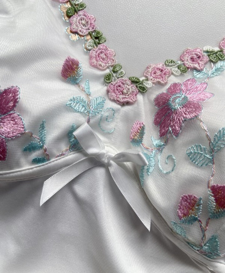 Premièrement : Ce Haut romantique à bretelles spaghetti Froncées avec cordon de serrage et broderie florale Femme 