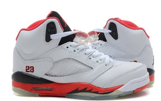 Premièrement, les baskets Air Jordan 5 Femme incarnent un mélange parfait de style audacieux et de performance exceptionnelle.