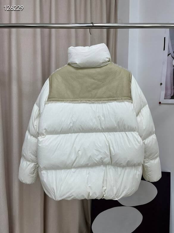 Premièrement : Les doudounes Moncler Femme, ainsi que les manteau Moncler Femme, incarnent un style et un raffinement incomparables.