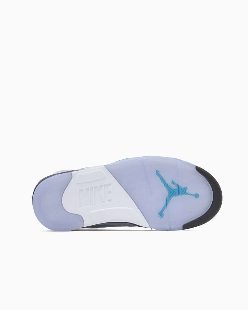 Premièrement, les baskets Air Jordan 5 Femme incarnent un mélange parfait de style audacieux et de performance exceptionnelle.