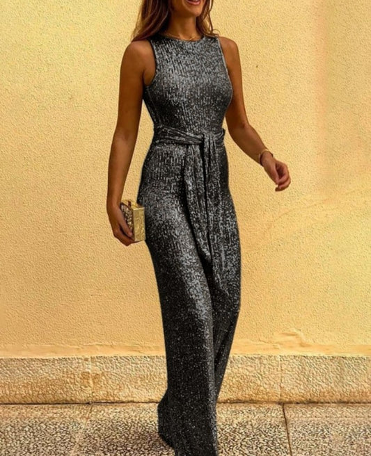 Premièrement : Les combinaisons à paillettes incarnent l’alliance parfaite entre glamour et modernité, offrant une silhouette élégante et audacieuse.