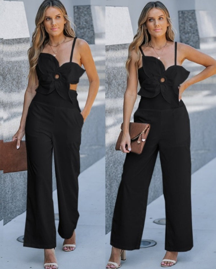 Premièrement : La Combinaison à motif Floral et poche creuse Femme incarne la douceur et le raffinement, parfaite pour un look à la fois décontracté et élégant.