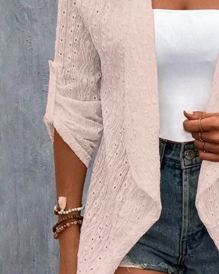 Premièrement : Optez pour un look raffiné et tendance avec ce Manteau blazer ouvert sur le devant à manches retroussés et broderie à oeillets femme